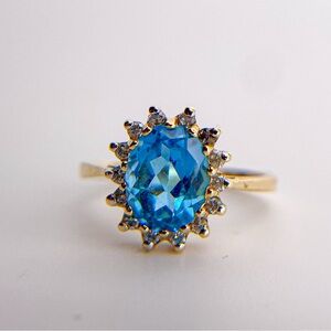 14k Yellow Gold 1.25ct Blue Topaz Oval Cut Halo Solitaire Ring. Size 7.